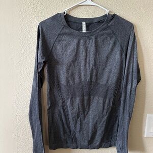 Athleta women's Charcoal Heather Long Sleeve Performance Top size S/ NWOT B173
